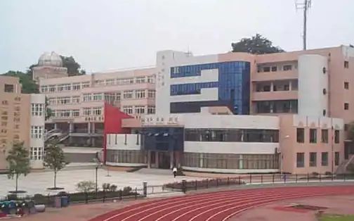 优游市第十四中学是公立仍是私立,是重点中学吗?