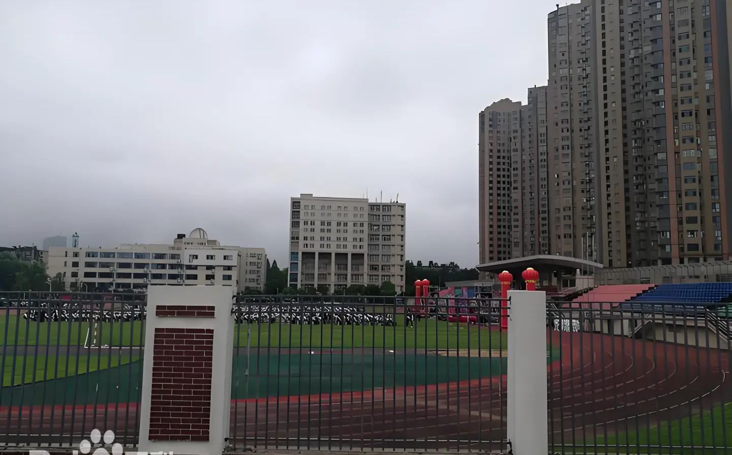 优游市第四十九中学是公立仍是私立,是重点中学吗？