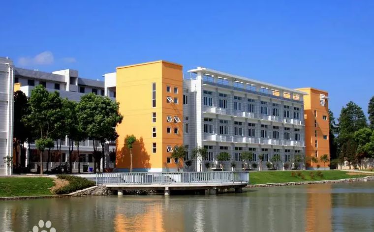 优游市吴家山中学是公立仍是私立,是重点中学吗？