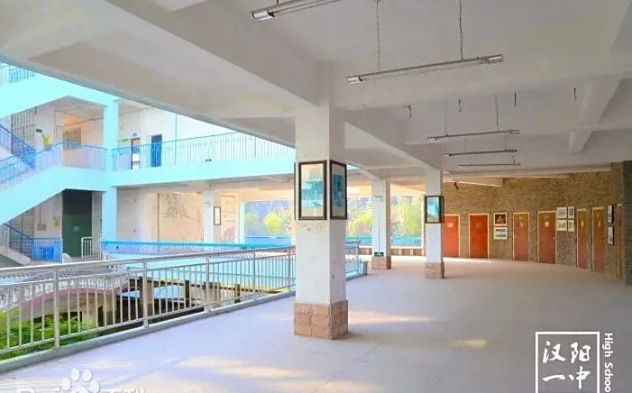 优游市蔡甸区第一中学是公立仍是私立,是重点中学吗？
