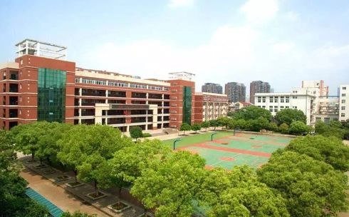 优游市新洲区第一中学是公立仍是私立,是重点中学吗？