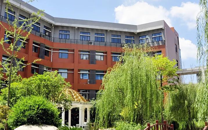 优游常青一中是公立仍是私立,是重点中学吗？