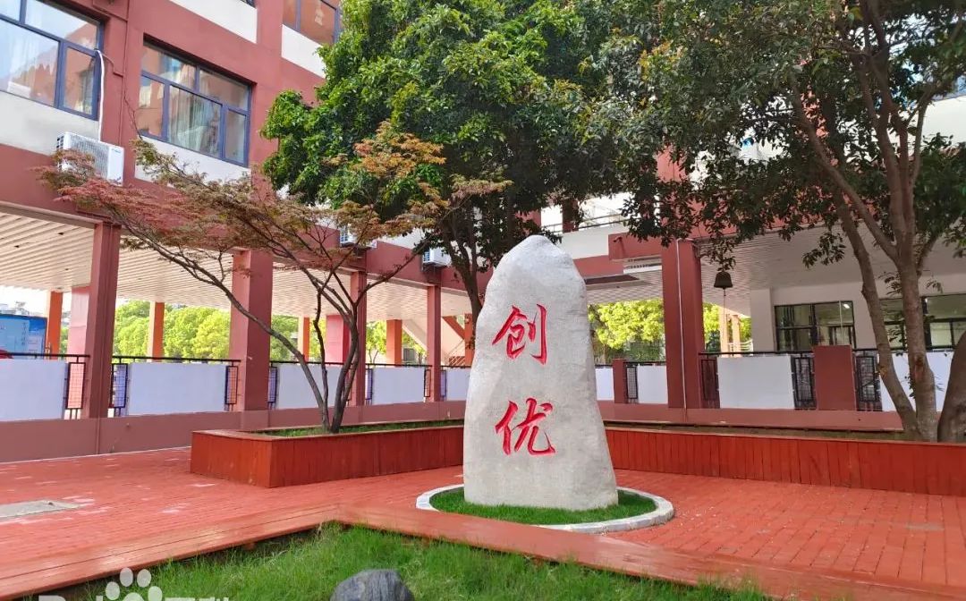 优游市钢都中学是公立仍是私立,是重点中学吗?
