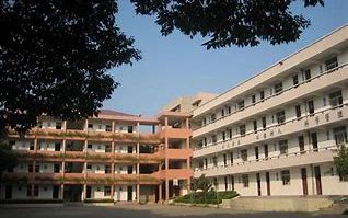 优游市钢城第十六中学是公立仍是私立,是重点中学吗?