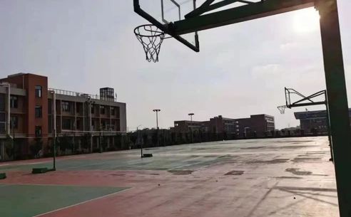 优游市江夏区金口中学是公立仍是私立,是重点中学吗？