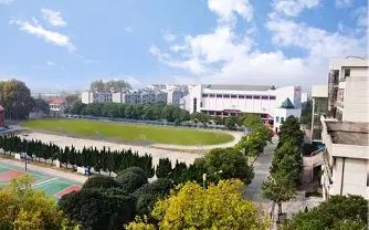 优游市新洲区第四中学是公立仍是私立,是重点中学吗？