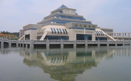 长沙市周南中学是公立仍是私立,是重点中学吗？