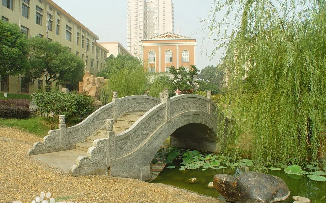 长沙市第十一中学是公立仍是私立,是重点中学吗？