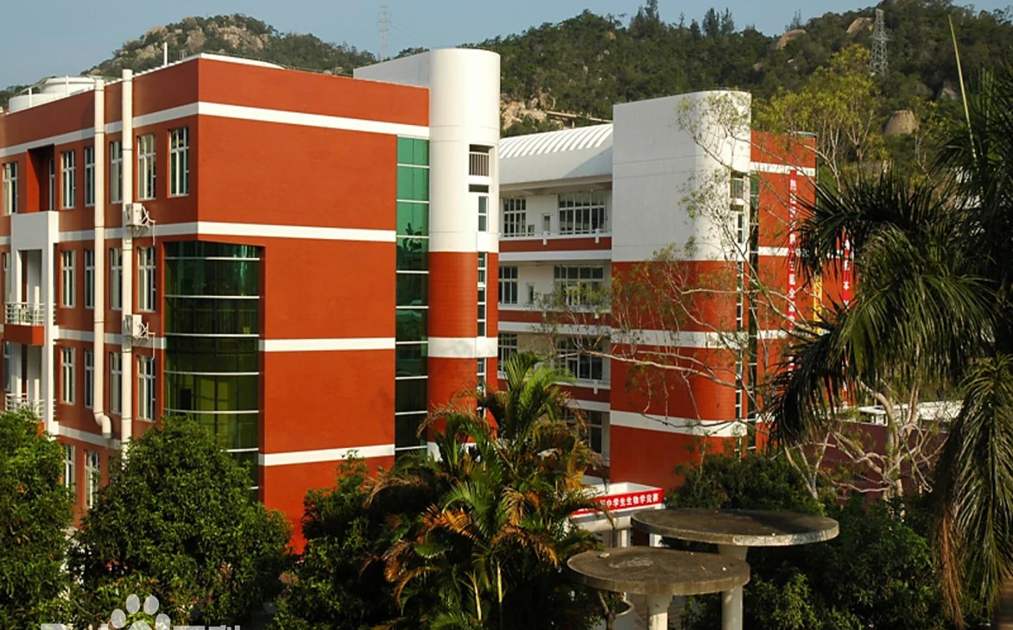 福建省厦门第一中学是公立仍是私立,是重点中学吗？
