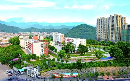 福州教导学院第二从属中学是公立仍是私立,是重点中学吗？