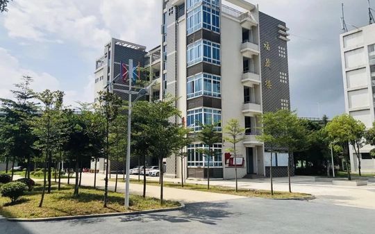 福州市鼓山中学是公立仍是私立,是重点中学吗？