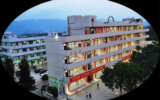 厦门市五显中学是公立仍是私立,是重点中学吗？