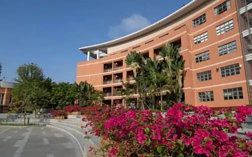 深圳市龙城高等中学是公立仍是私立,是重点中学吗？