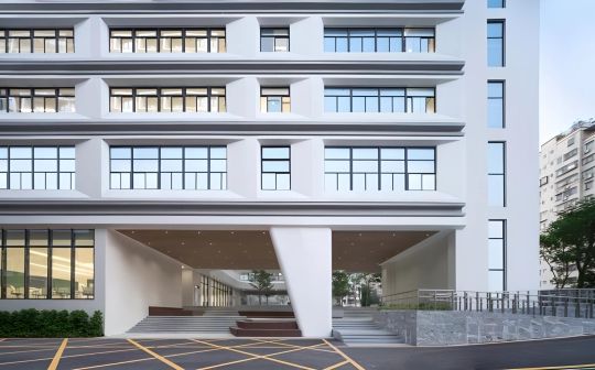 深圳市红山中学是公立仍是私立,是重点中学吗?