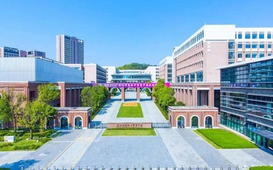 深圳市高等中学立异高中简介概略(建校汗青、地点、师资、校训、情况)